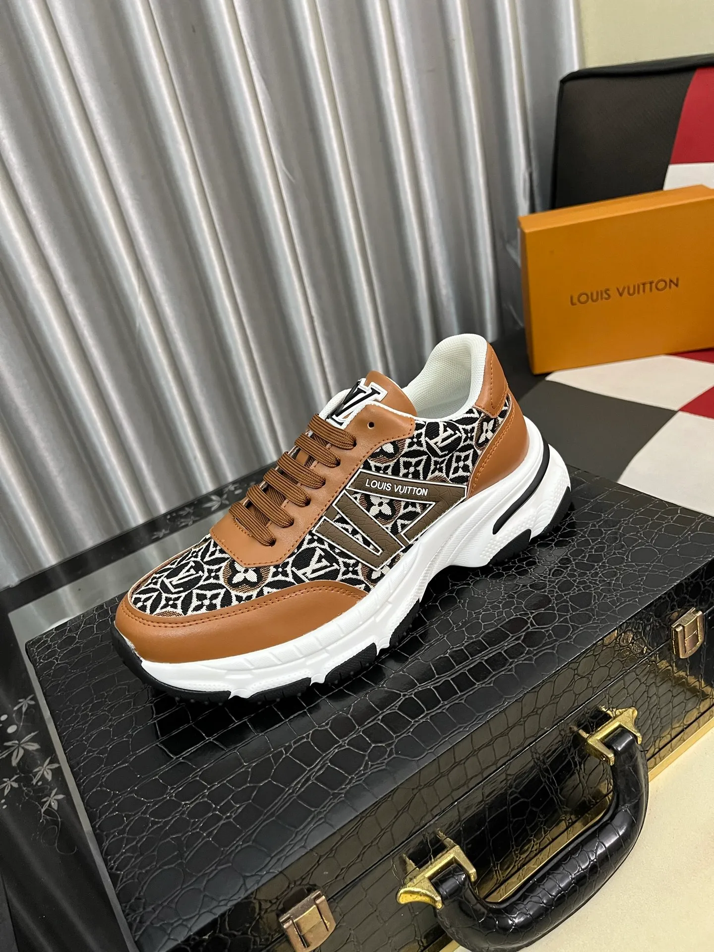 Men's shoes 💰458⌚️⌚️LV Louis Vuitton. The latest trendy casual shoes are popular in physical stores in sizes 38-44. New spring and summer comfortable imported custom original cowhide, unique jacquard fabric element design. With sheepskin lining, Lv original bottom, [sun][sun] high-end packaging and high quality💪Details determine the quality, you can enter and leave the counter at will, welcome to compare🇮🇹3️⃣colors available